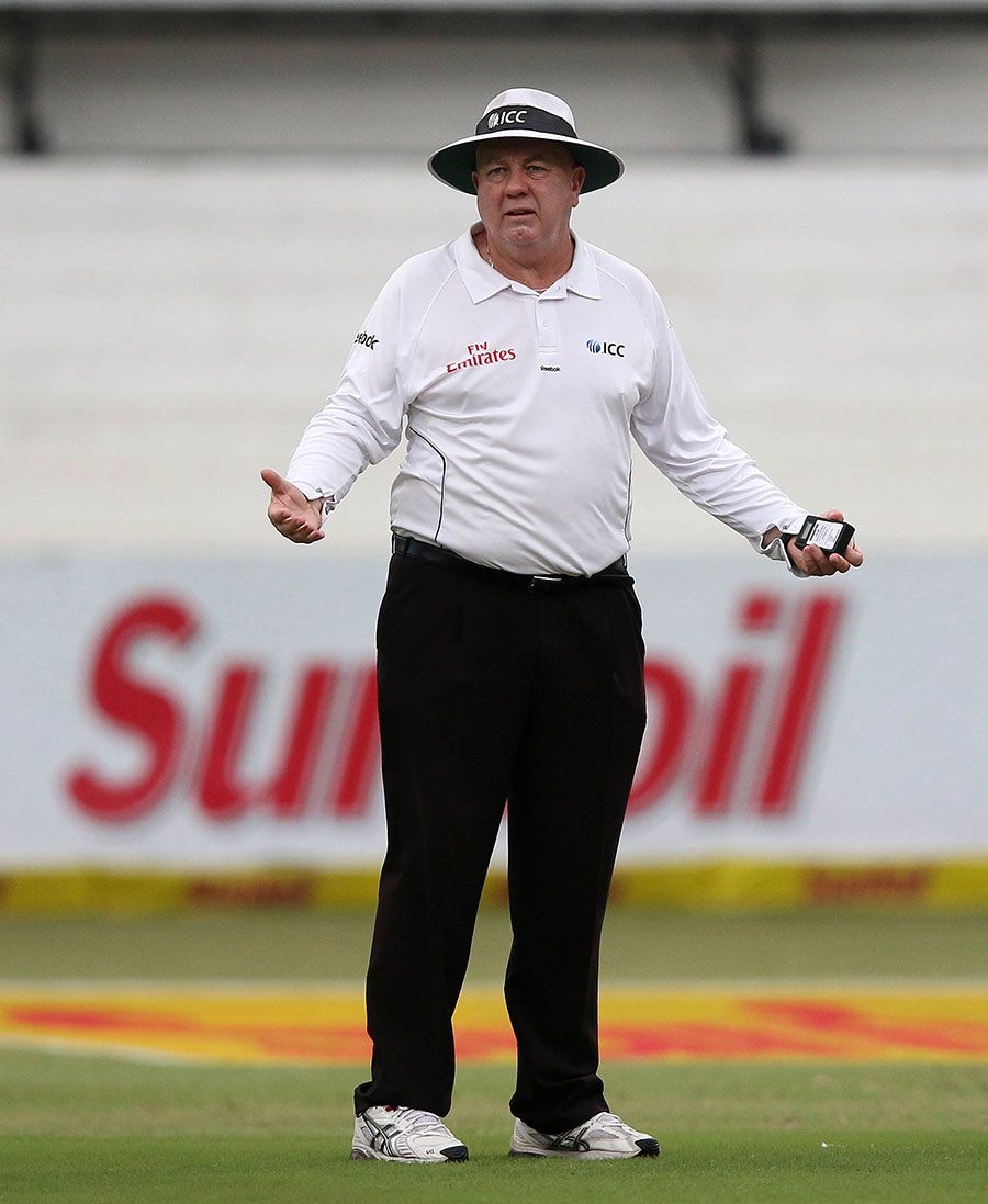 Umpire Steve Davis stopped play for bad light at 3.35 pm