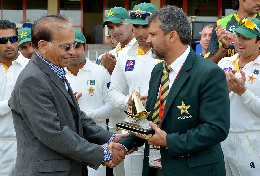 Moin Khan presents Qamar Ahmed with a memento