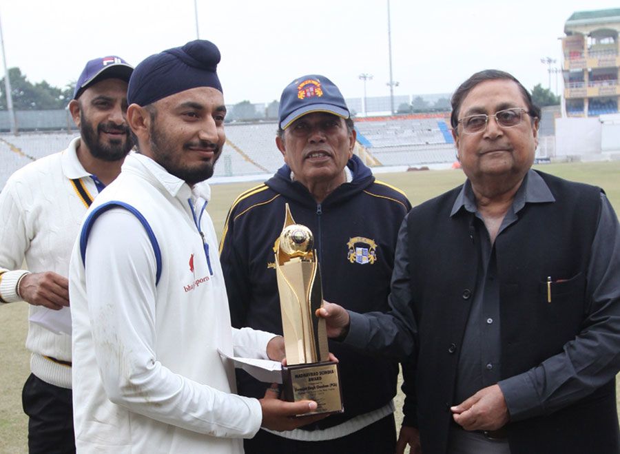 Jiwanjot Singh receives an award for topping the run-charts last season