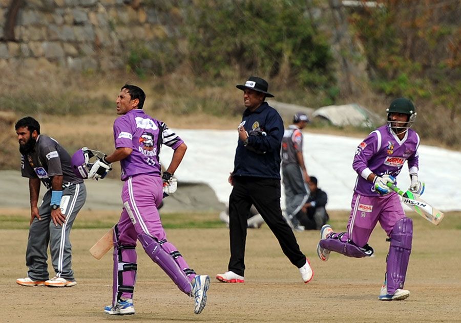 Younis Khan and Yasir Hameed run between the wickets