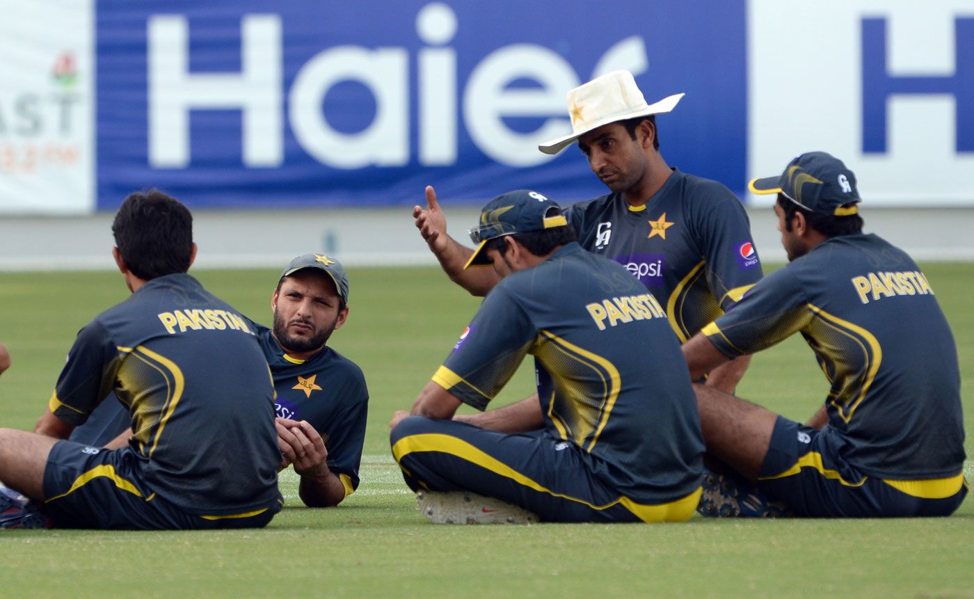 Pakistan's bowling coach, Mohammad Akram (in the white hat), talks to his players