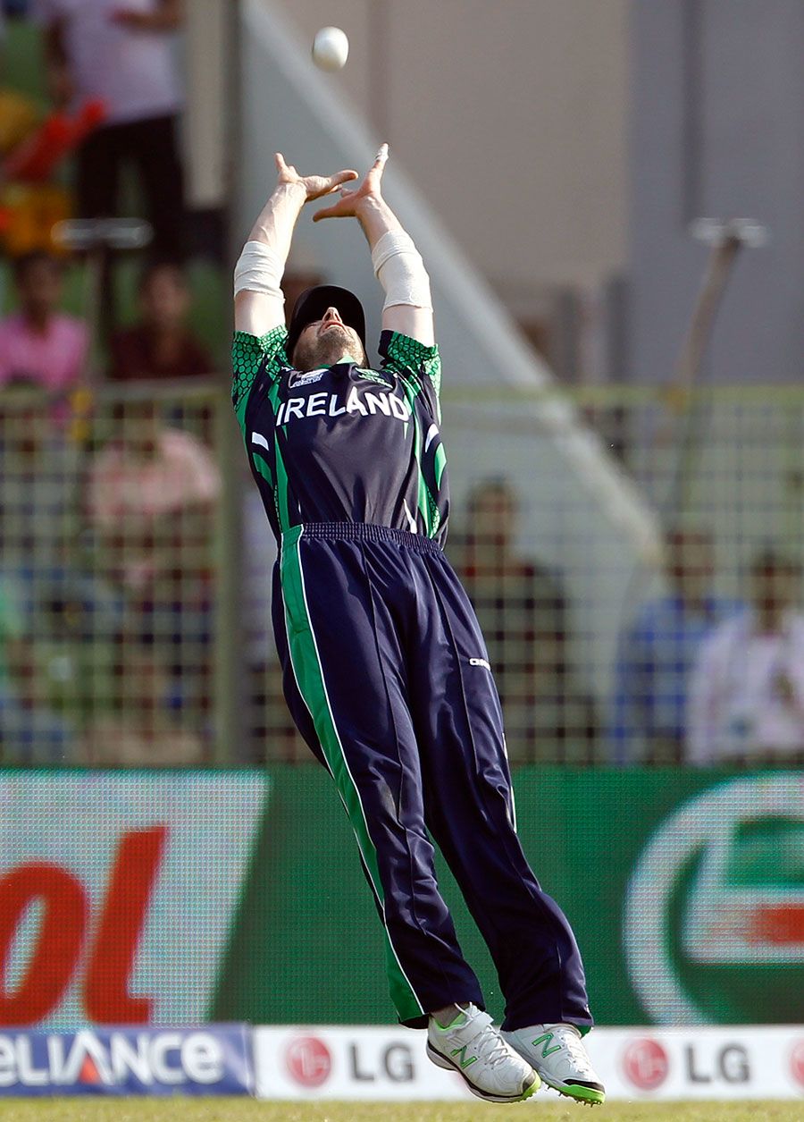 Alex Cusack back-tracks but fails to catch Hamilton Masakadza off Max Sorensen