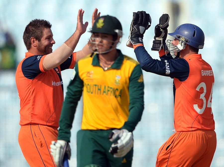 Michael Swart dismissed Quinton de Kock for a duck