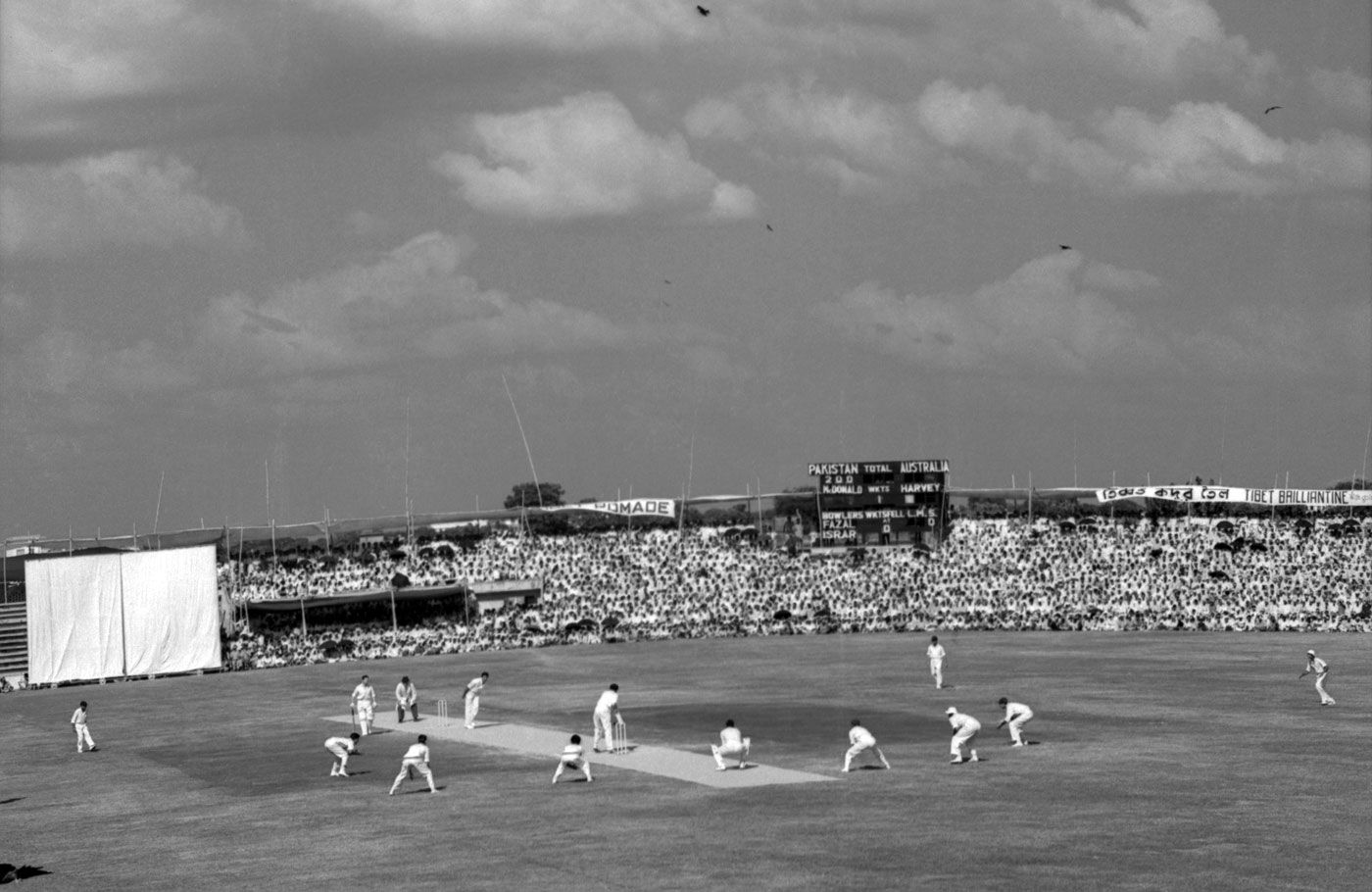 Colin McDonald bats against Fazal Mahmood