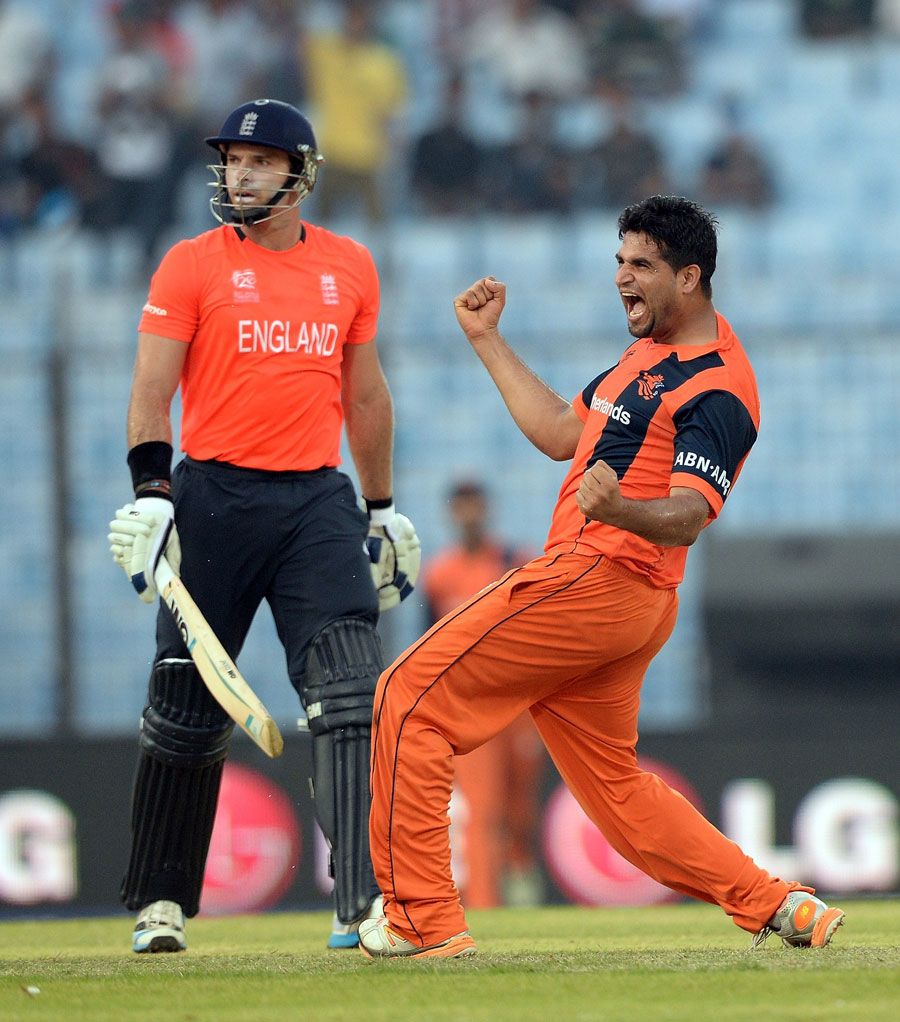 Mudassar Bukhari roars after dismissing Michael Lumb