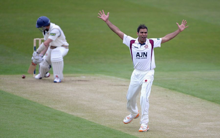 Azharullah appeals unsuccessfully for a wicket