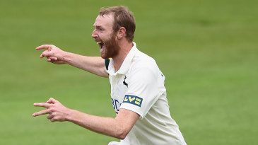 Carter defies pain to lift Notts' spirits for Moores