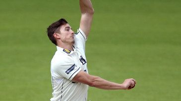 Depleted Warwickshire thrash favourites