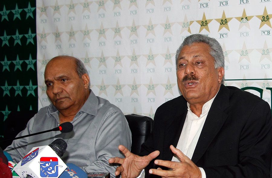 Intikhab Alam and Zaheer Abbas at a press conference