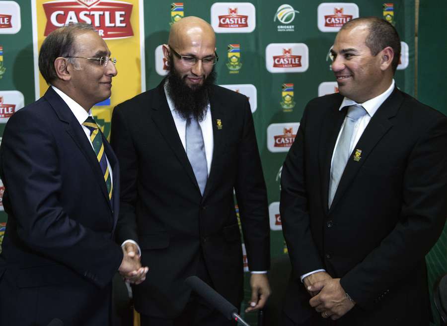 Haroon Lorgat congratulates Hashim Amla on becoming South Africa's Test captain