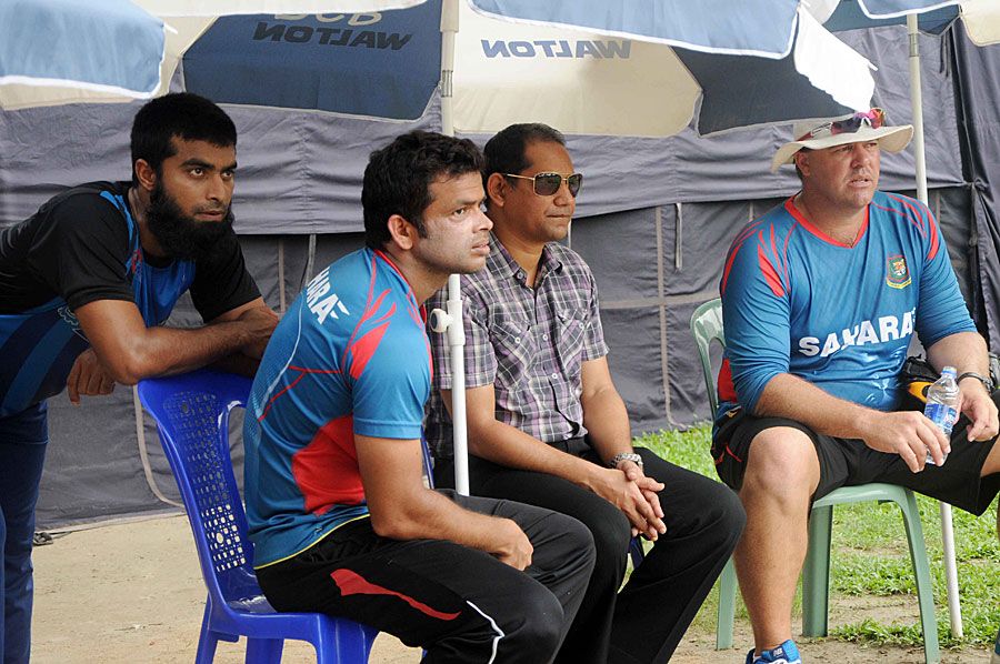 Suhrawadi Shuvo, Abdur Razzak, Habibul Bashar and Heath Streak at a training session