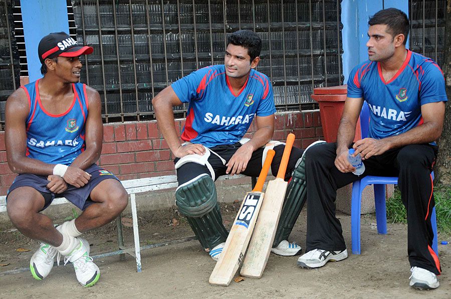 Rubel Hossain, Mahmudullah and Ziaur Rahman chat during a training session