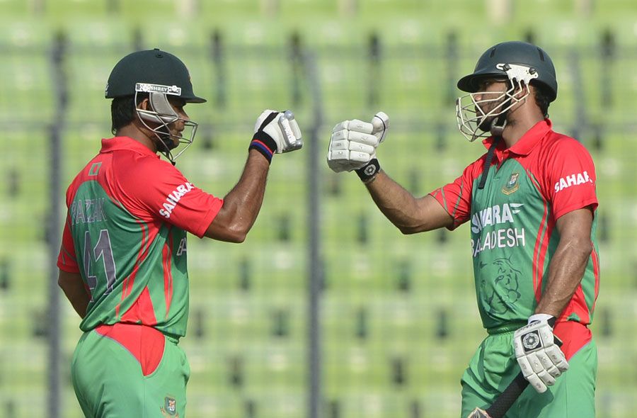 Mashrafe Mortaza and Abdur Razzak added 32 for the ninth wicket