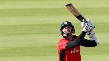 Wells' late hitting swings it for Leicestershire