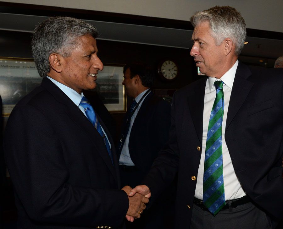Nishantha Ranatunga shakes hands with David Richardson