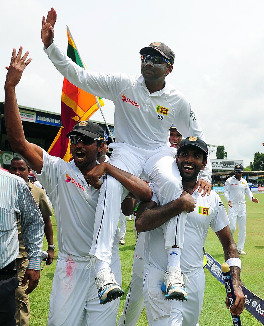 Chanaka Welegedara and Dhammika Prasad chair Mahela Jayawardene around the outfield