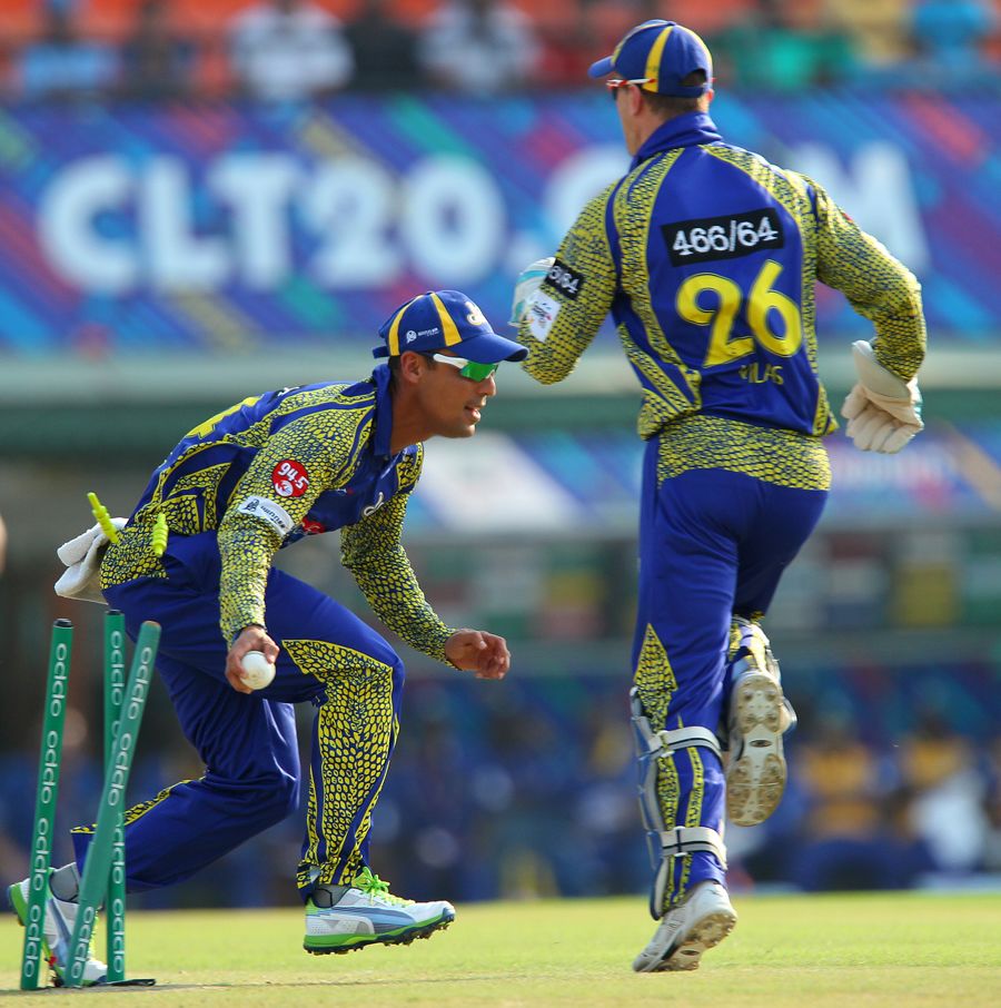 Justin Ontong runs out Raymon Reifer