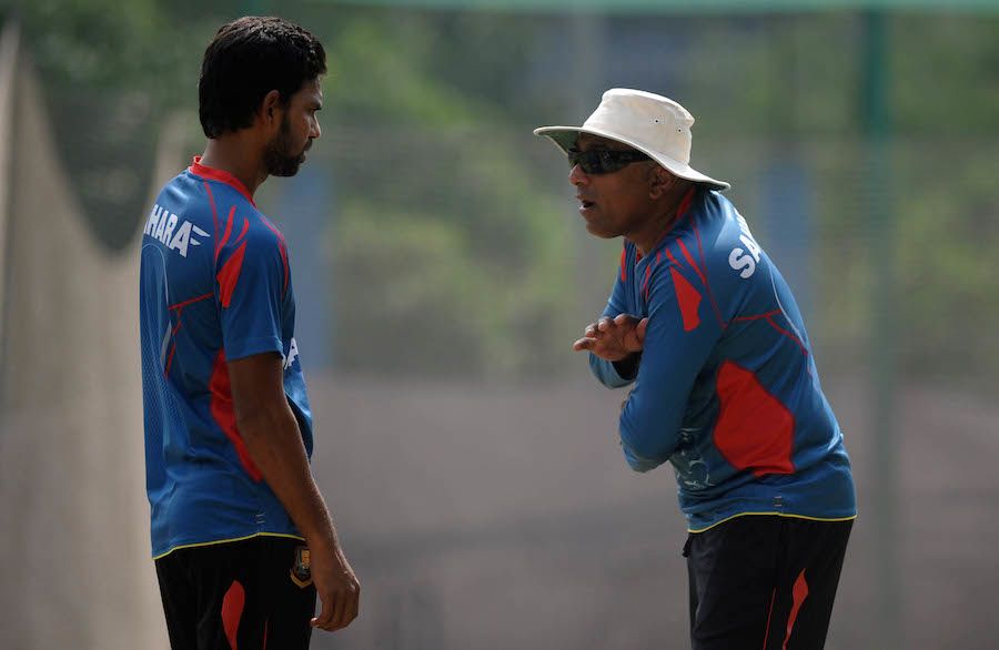 Chandika Hathurusingha chats with Marshall Ayub while training