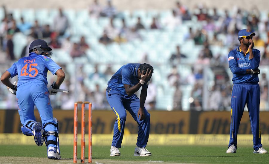 Shaminda Eranga is disappointed as a catch is dropped