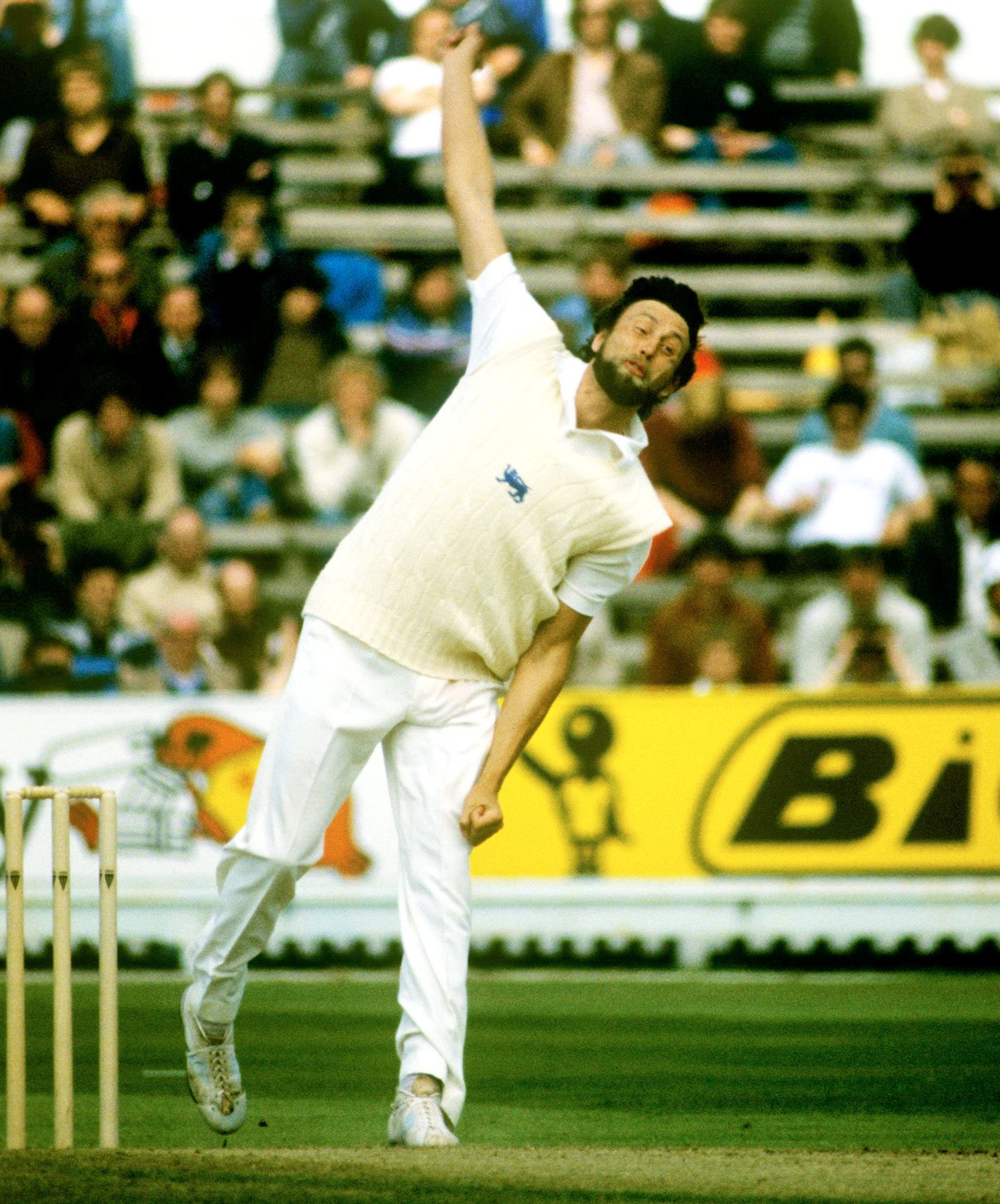 Mike Hendrick bowls