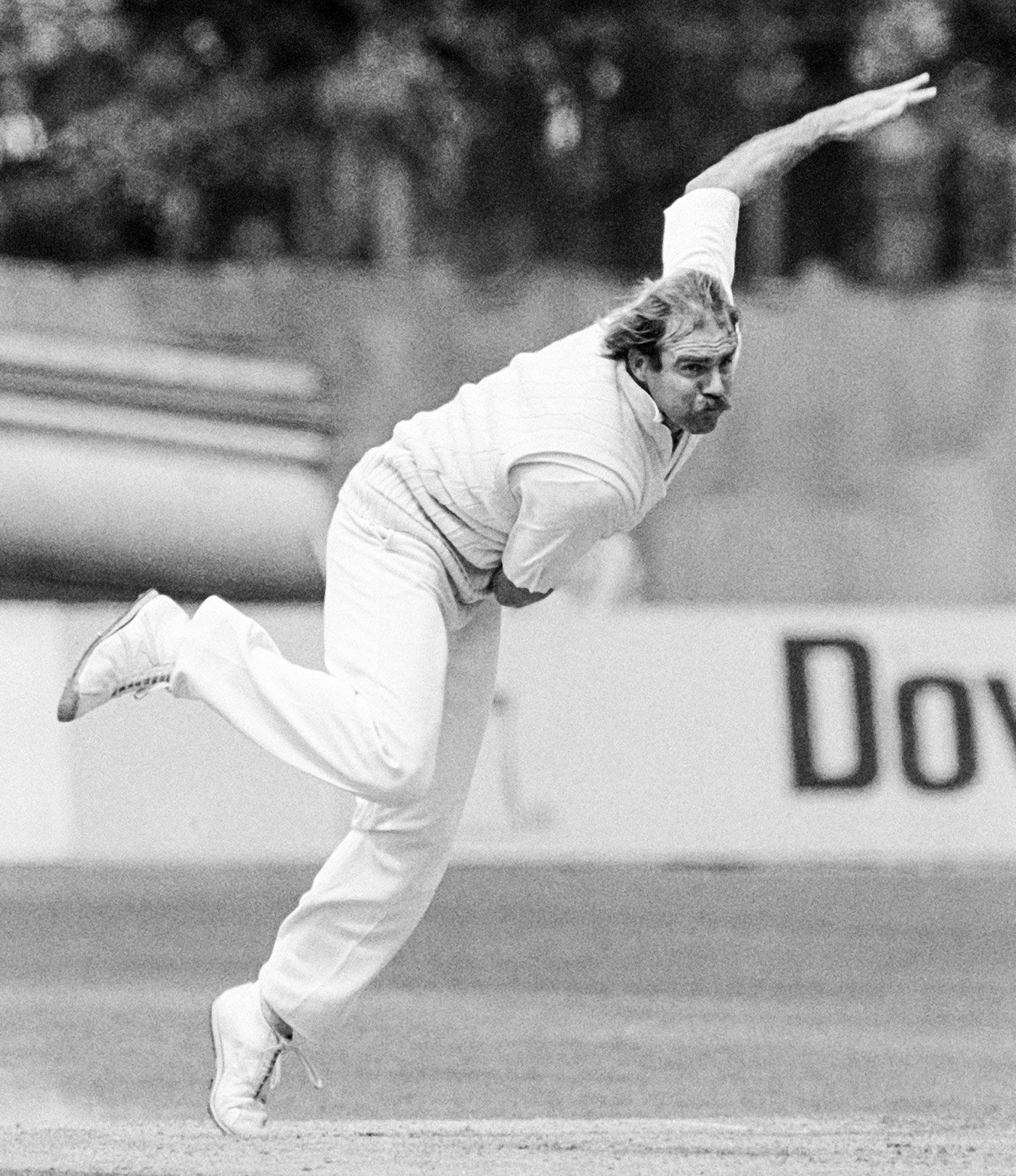Garth le Roux bowls for Sussex