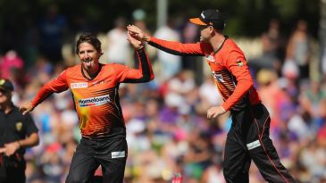 Bowlers' strangle wins it for Scorchers