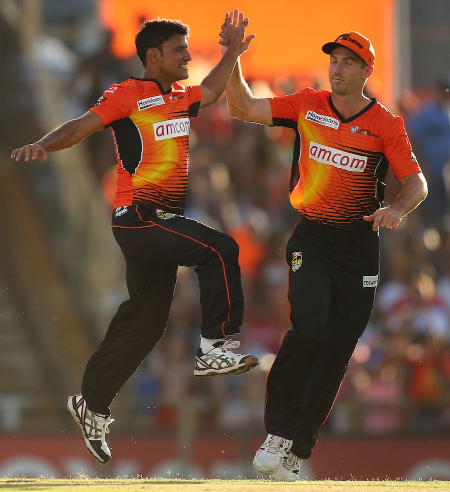 Yasir Arafat picked up two more wickets