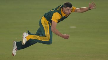 De Bruyn, de Lange help Knights open with bonus-point win