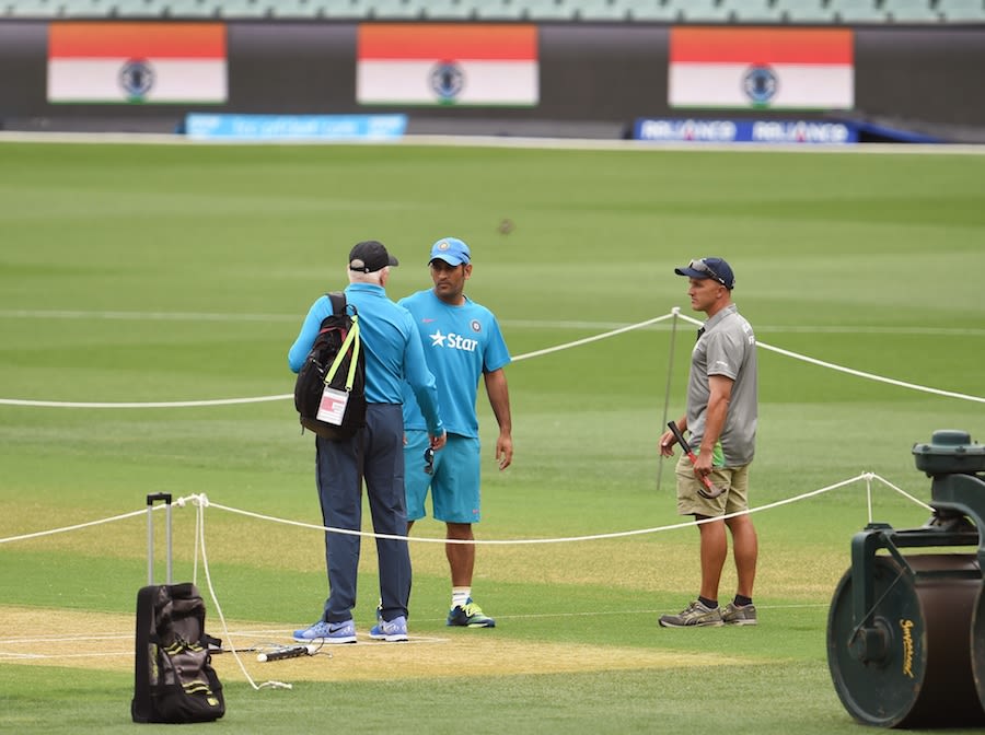 Bat first or bowl: MS Dhoni and Duncan Fletcher speak close to the pitch