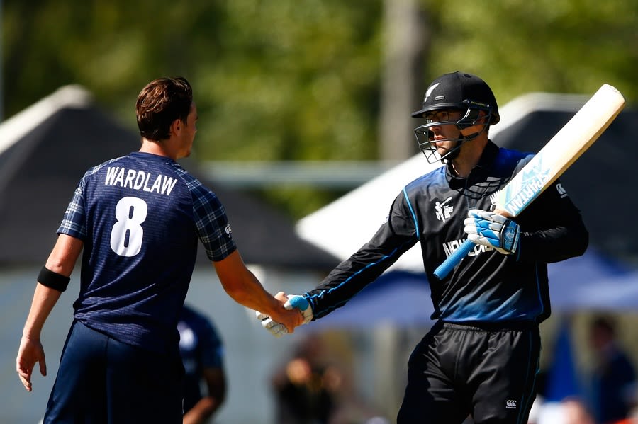 Daniel Vettori shakes hands with Iain Wardlaw after hitting the winning runs