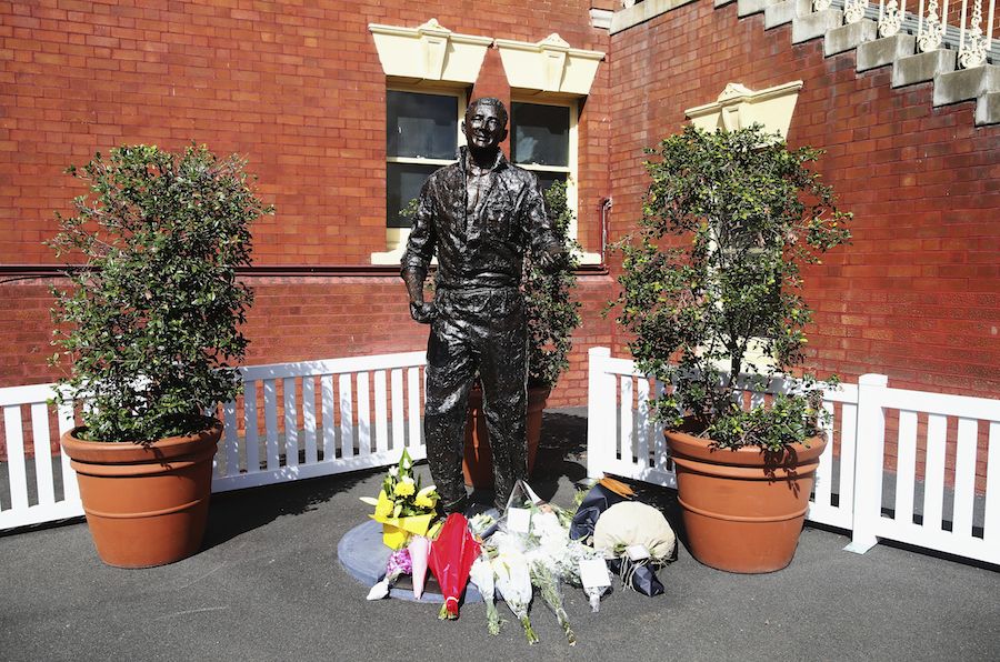 Tributes pour in for Richie Benaud outside the SCG