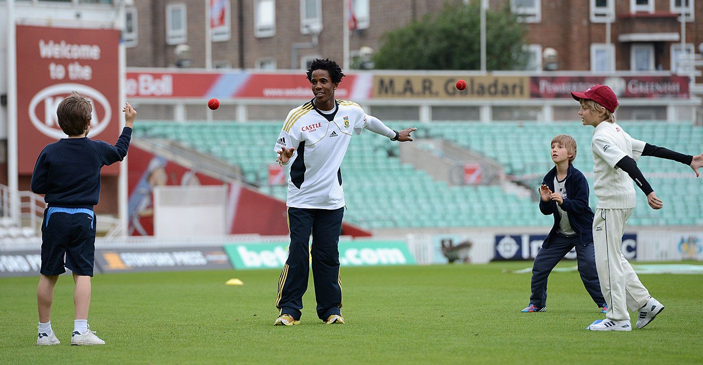 Thami Tsolekile with local school children during a coaching clinic in aid of Nelson Mandela Day