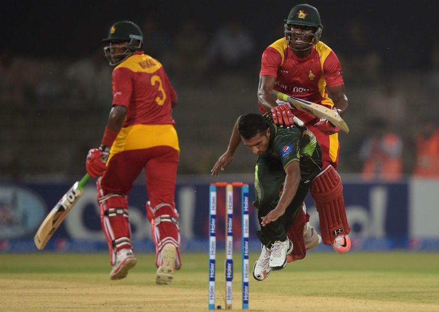 Hamilton Masakadza collides with Bilawal Bhatti