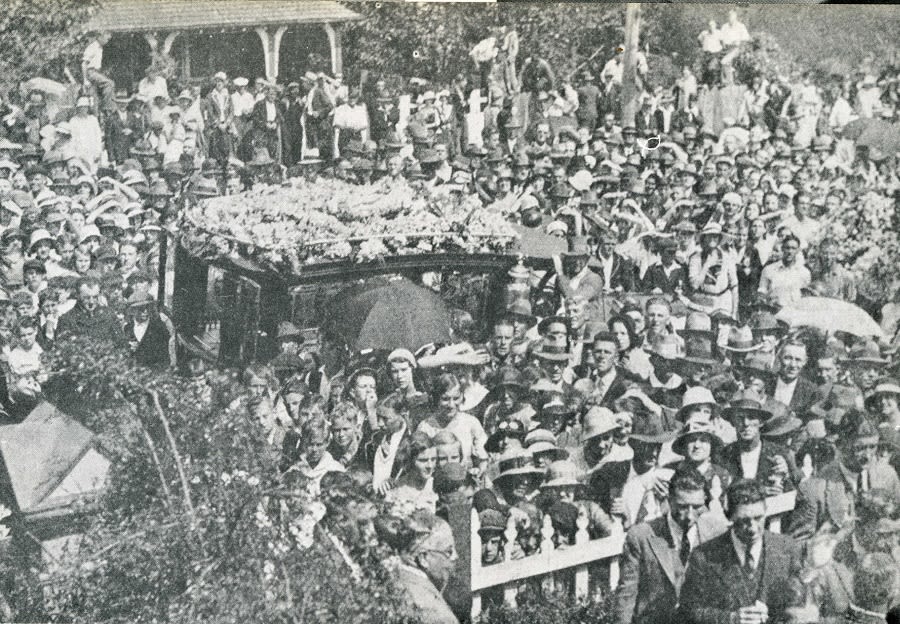 A large crowd at Archie Jackson's funeral in Sydney