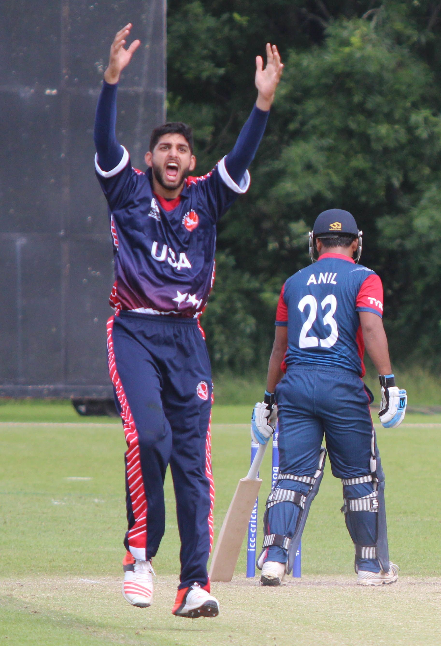 Hammad Shahid appeals for a catch down the leg side
