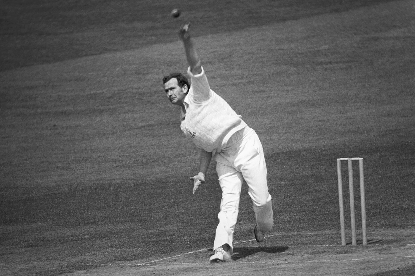 Malcolm Nash bowls for Glamorgan