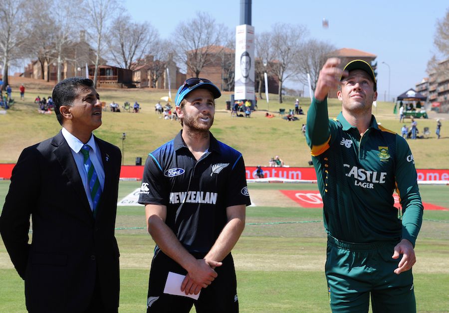 AB de Villiers flips the coin to start the series