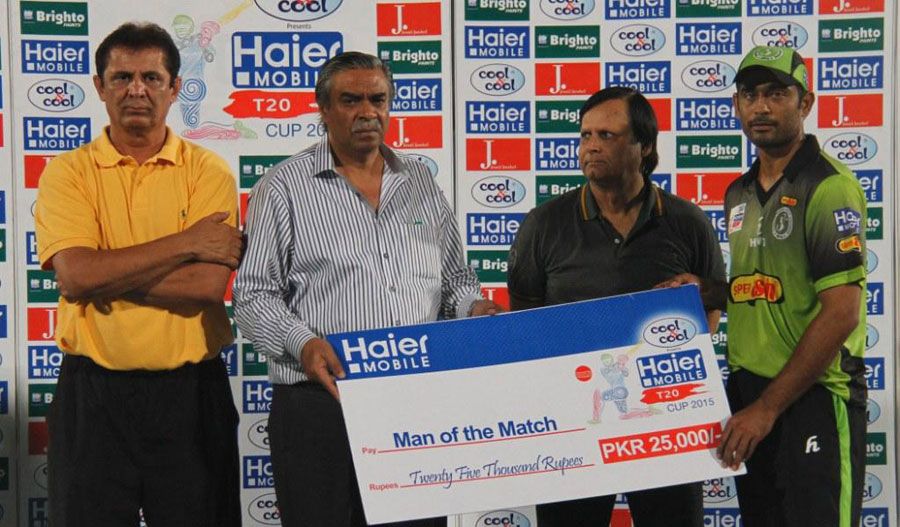 Afaq Raheem receives the Man-of-the-Match award