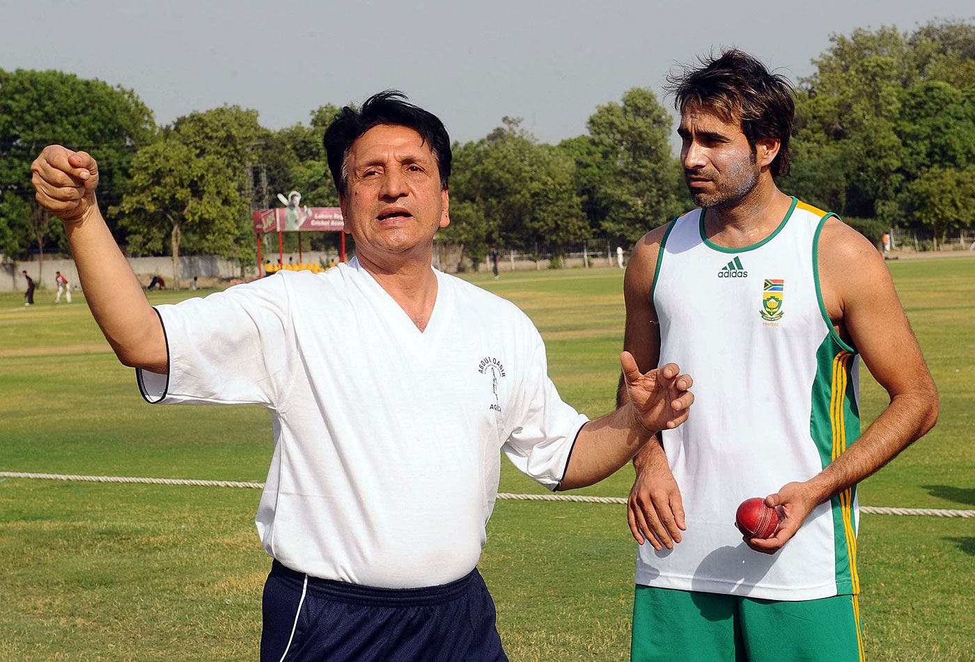 Abdul Qadir gives Imran Tahir a tutorial on legspin