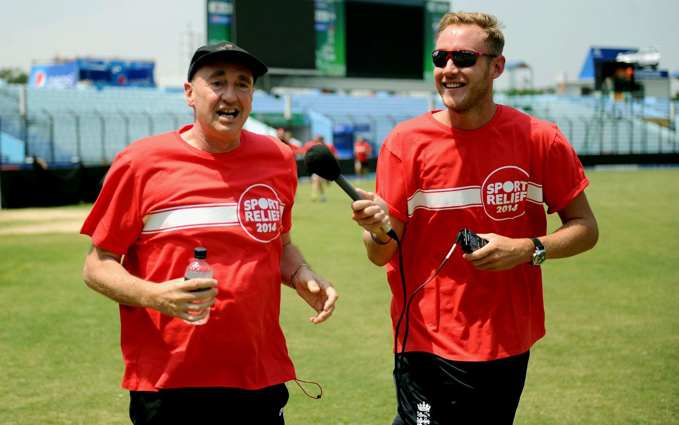 Stuart Broad interviews BBC commentator Jonathan Agnew as they take part in the Sport Relief mile in Chittagong