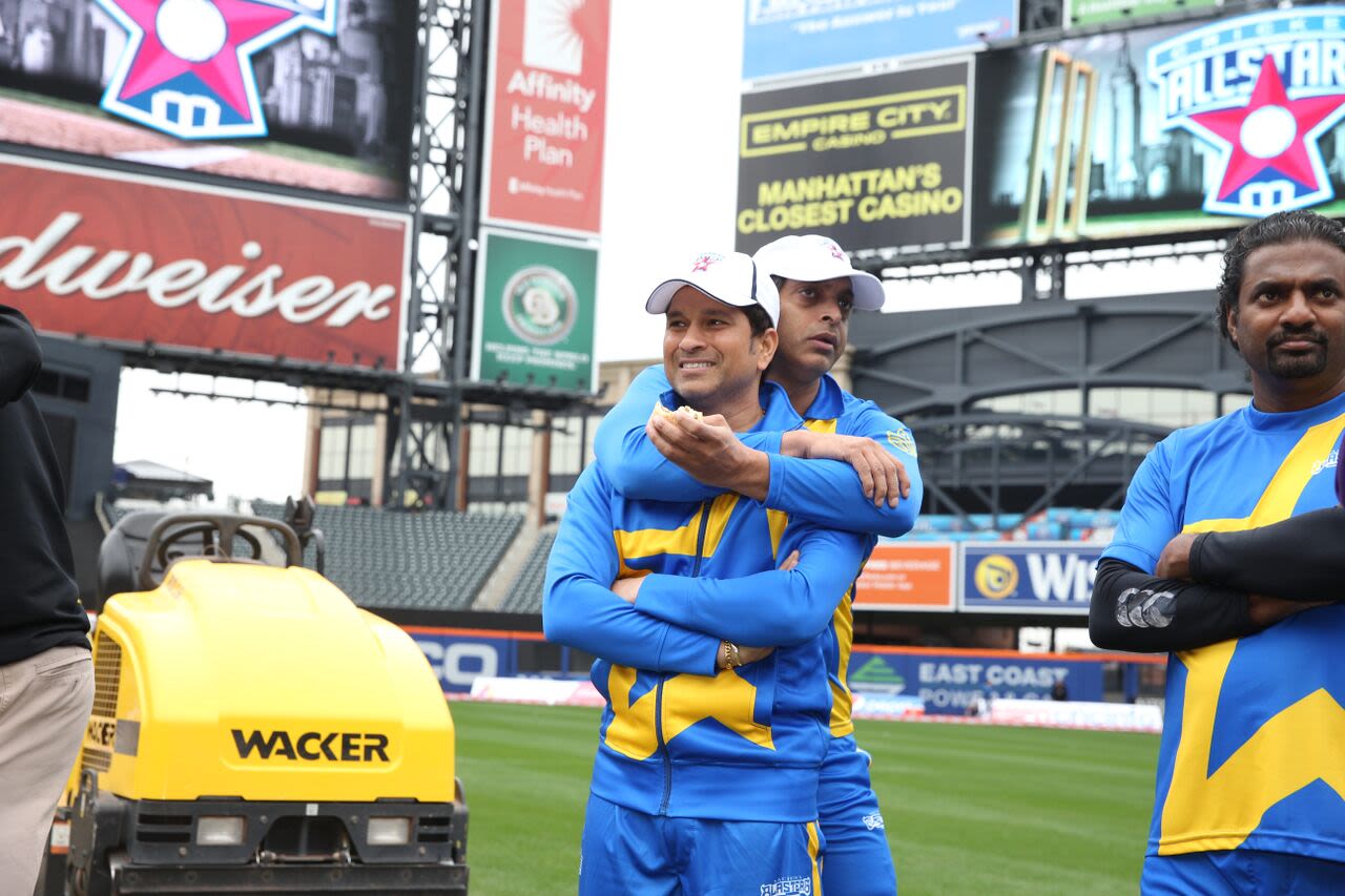 Sachin Tendulkar gets some pre-game love from new team-mate Shoaib Akhtar