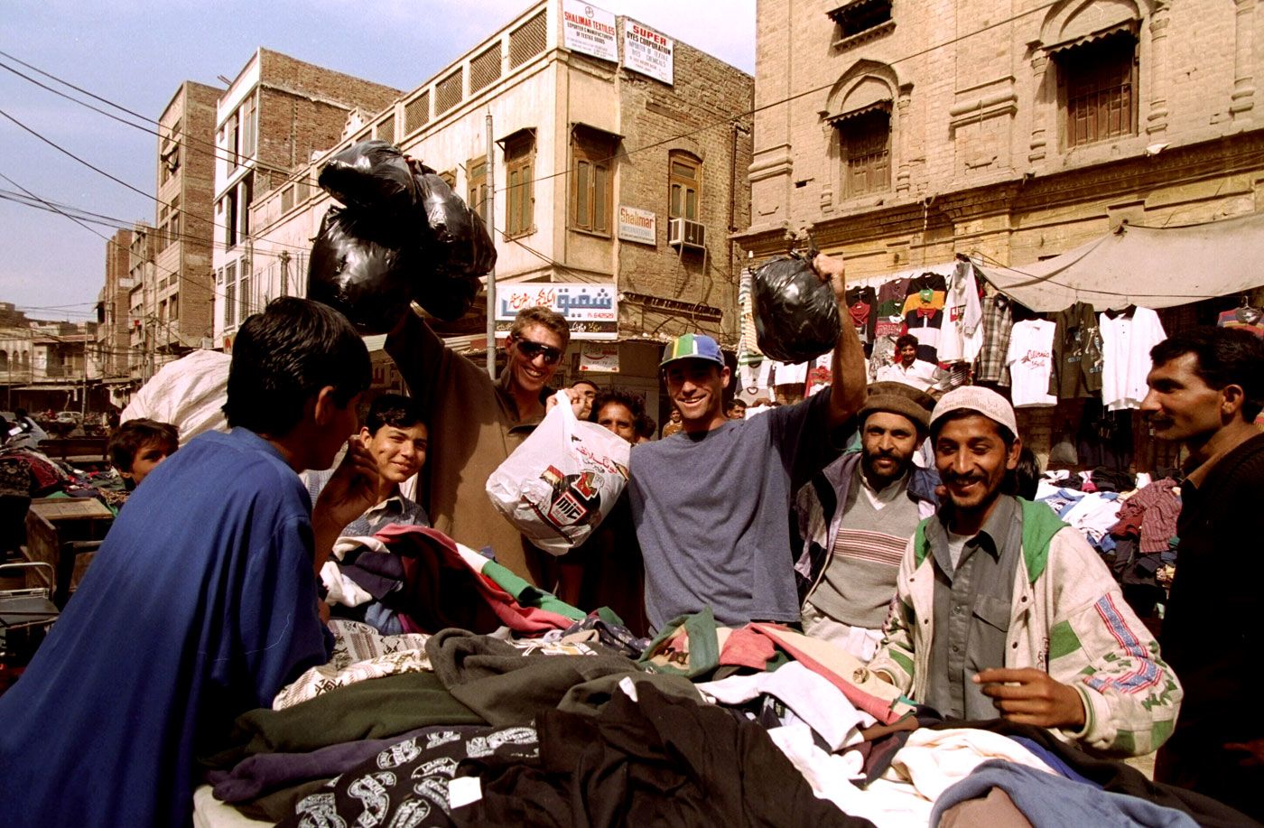 Fanie de Villiers and Steve Palframan shop in a street in Pakistan