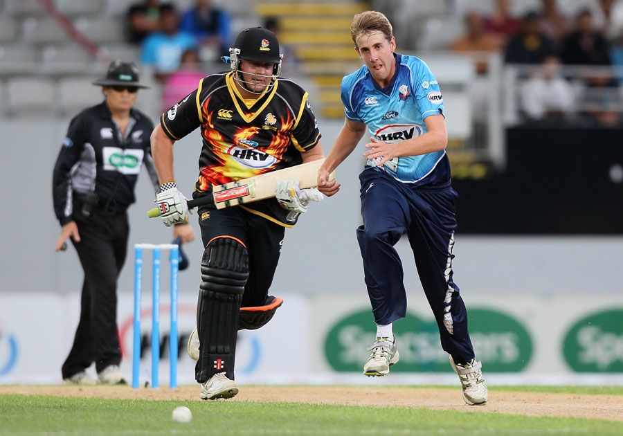Matthew Quinn cuts across Jesse Ryder to chase after the ball