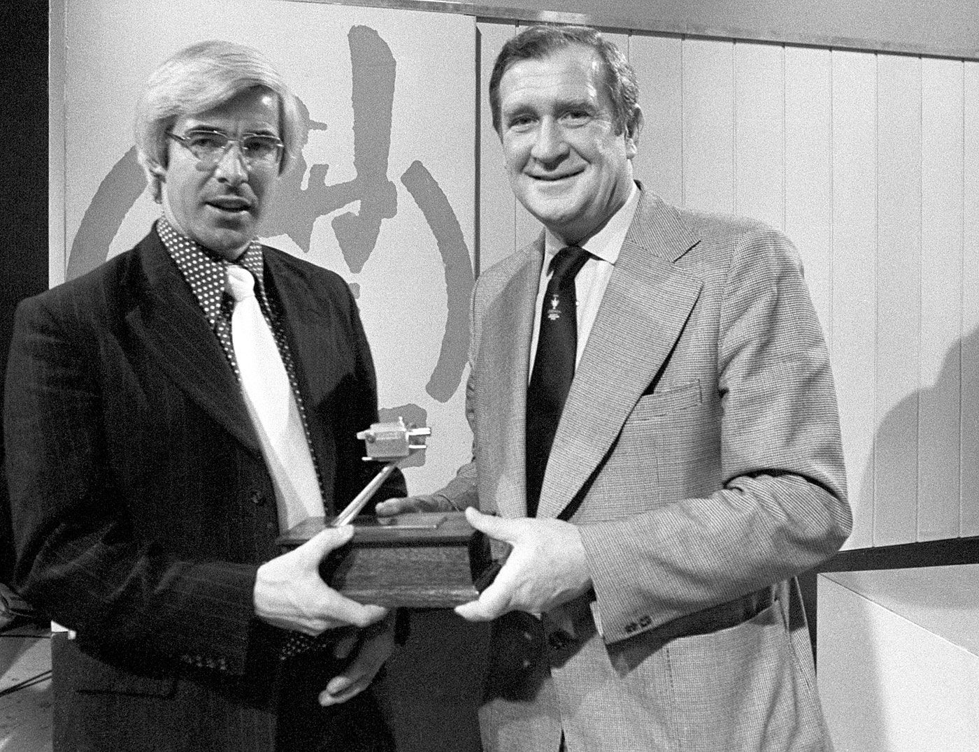 David Steele receives the BBC TV Grandstand Cricketer of the Year award from Jim Laker