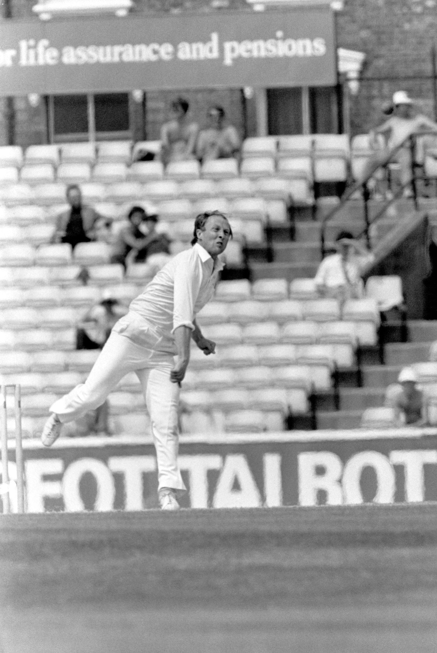 Vic Marks bowls