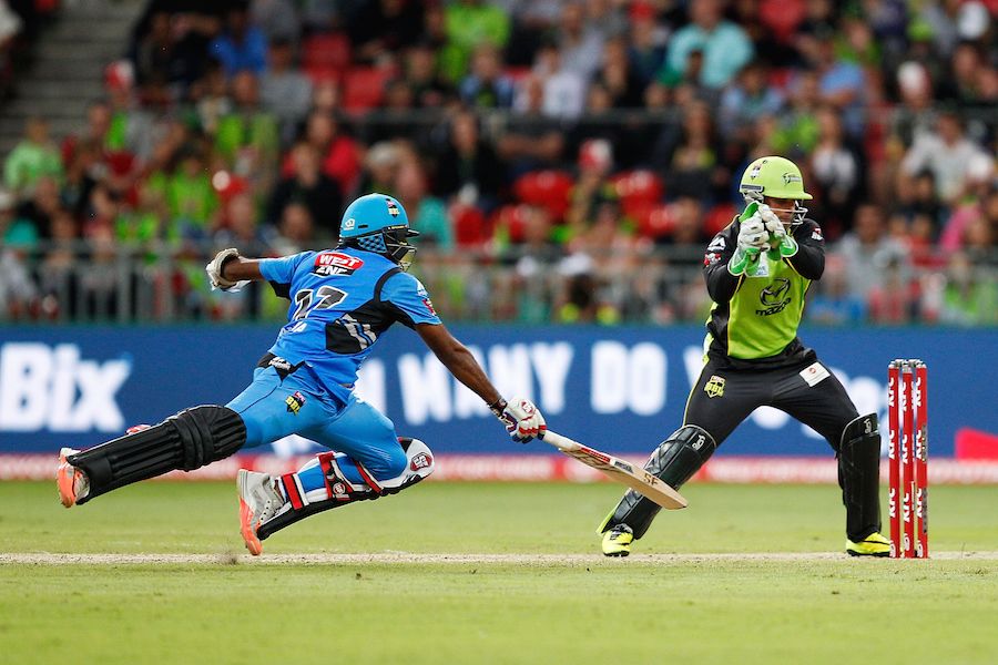 Mahela Jayawardene struggled to make his ground despite a dive