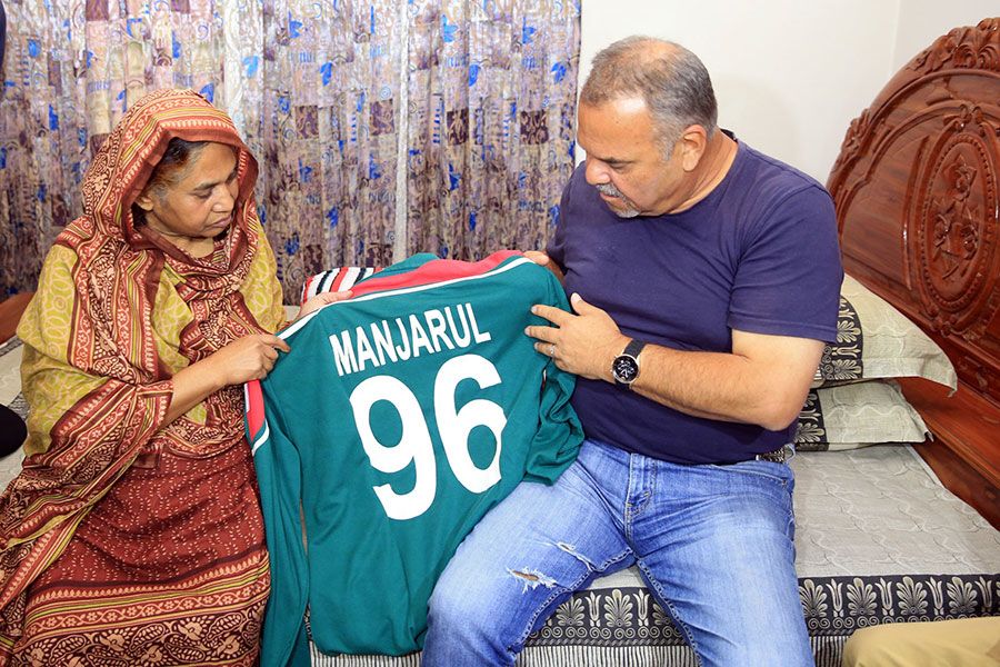 Zimbabwe coach Dav Whatmore meets the mother of the late Manzarul Islam