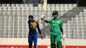 Mohsin stars as Pakistan defend 212
