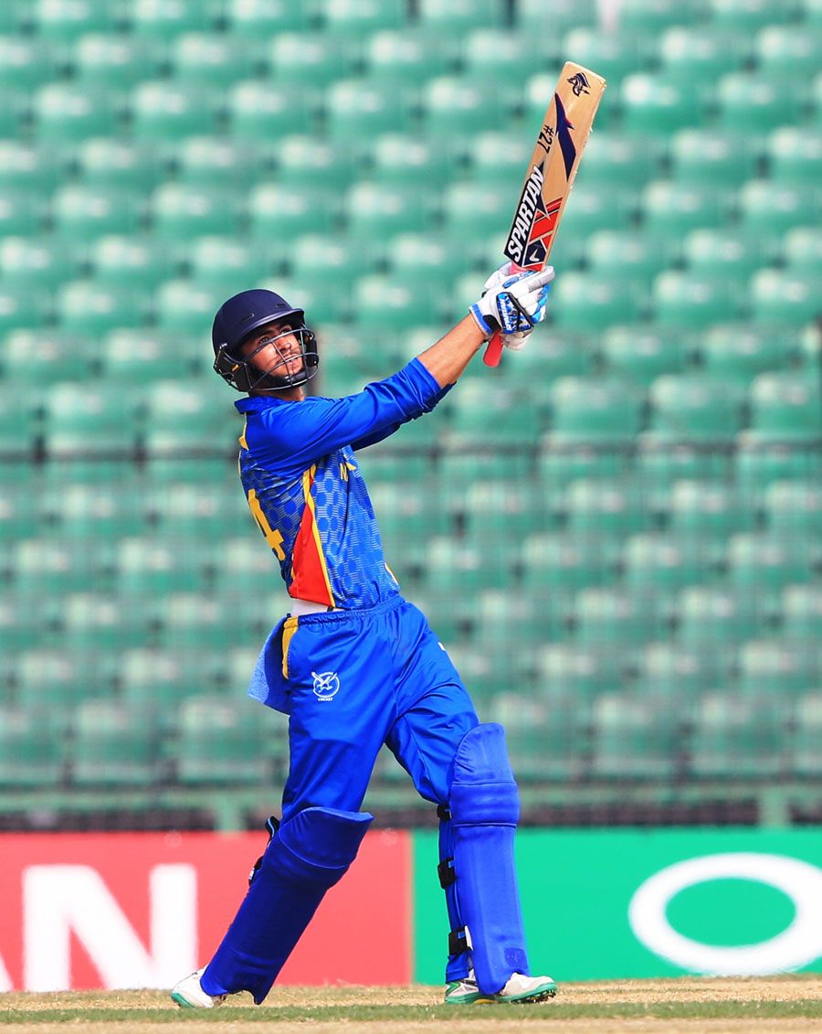 Niko Davin launches one down the ground