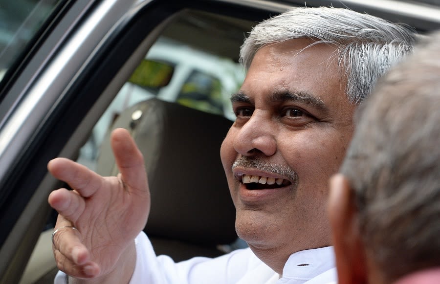 Shashank Manohar leaves the BCCI headquarters in Mumbai after a meeting